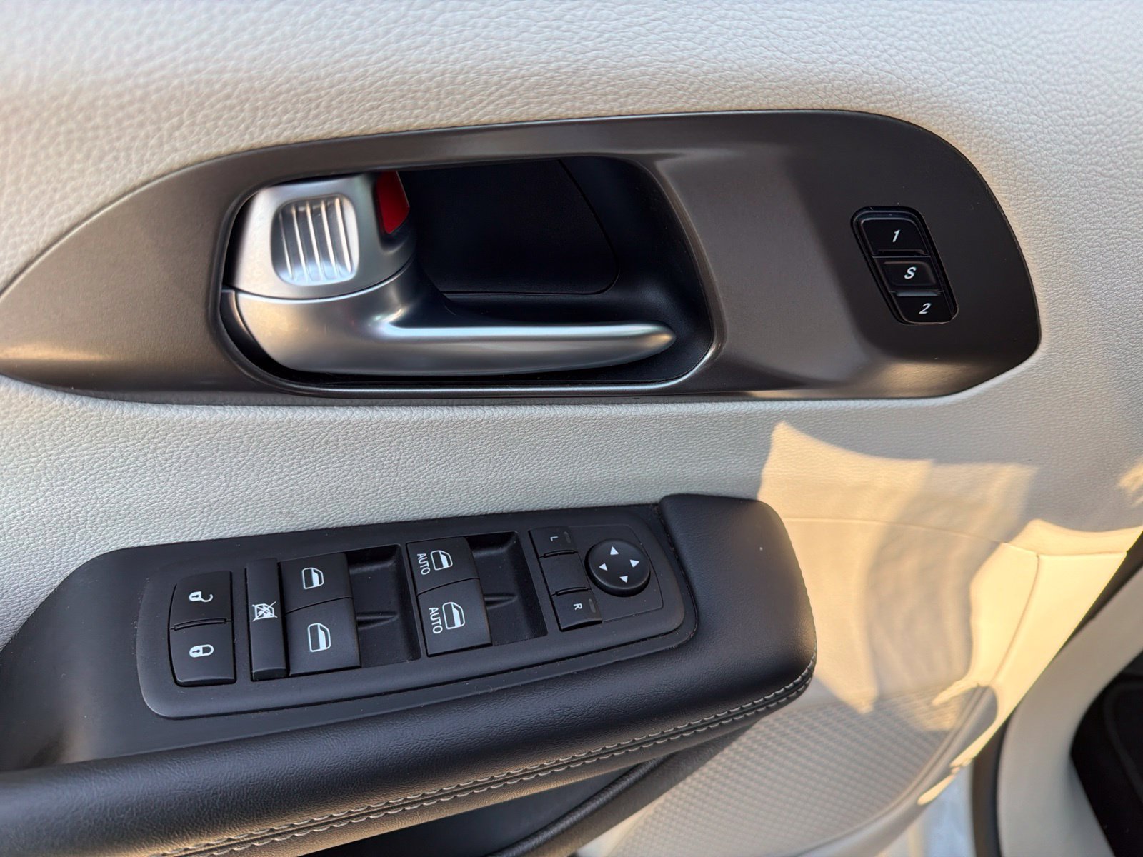 Used 2024 Chrysler Pacifica Touring-L FWD image 15