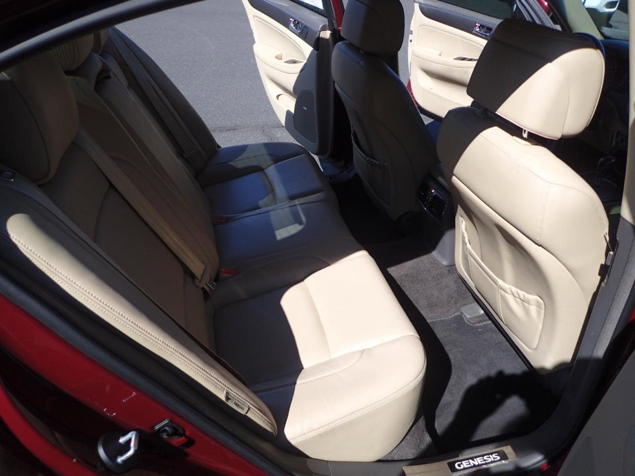 Used 2011 Hyundai Genesis 4.6 RWD image 12