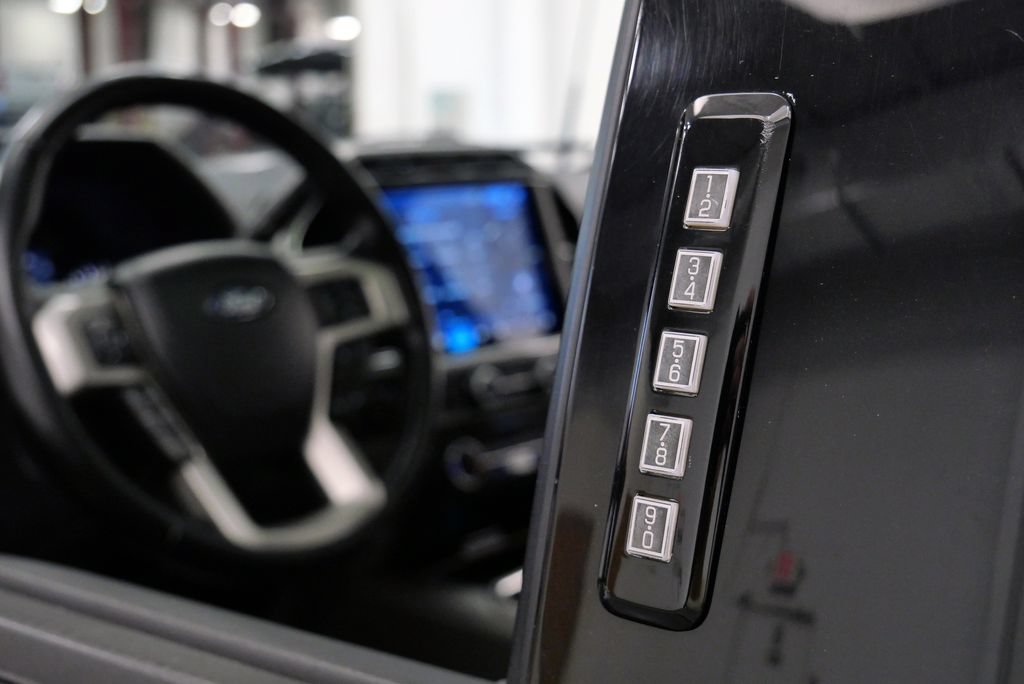 Used 2022 Ford F250 Lariat w/ Black Appearance Package AWD/4WD image 16
