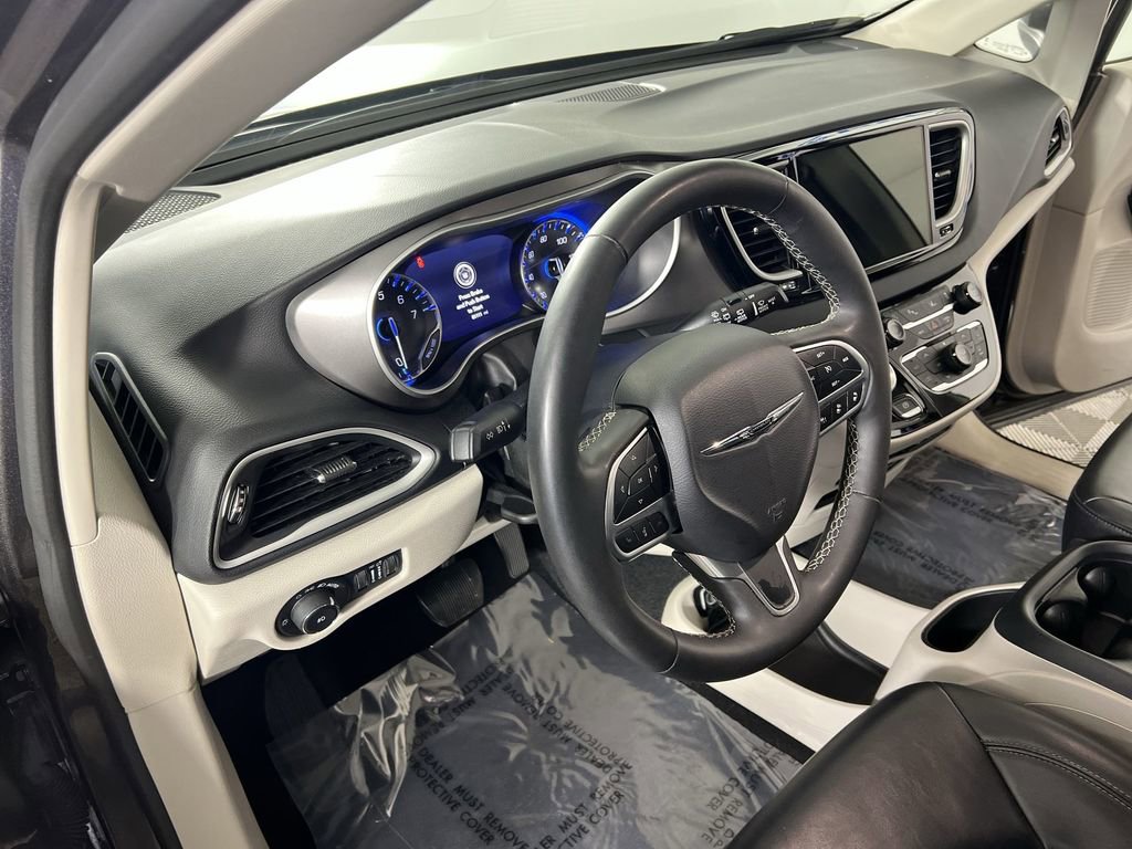 Used 2023 Chrysler Pacifica Touring-L image 11