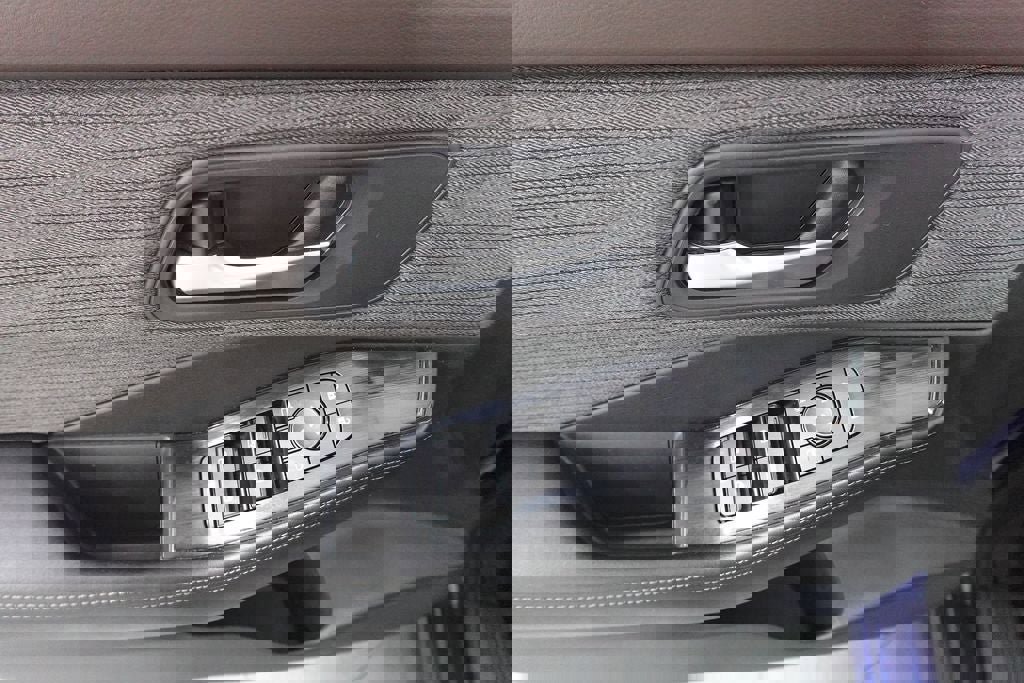 Used 2023 Nissan Rogue SV image 9