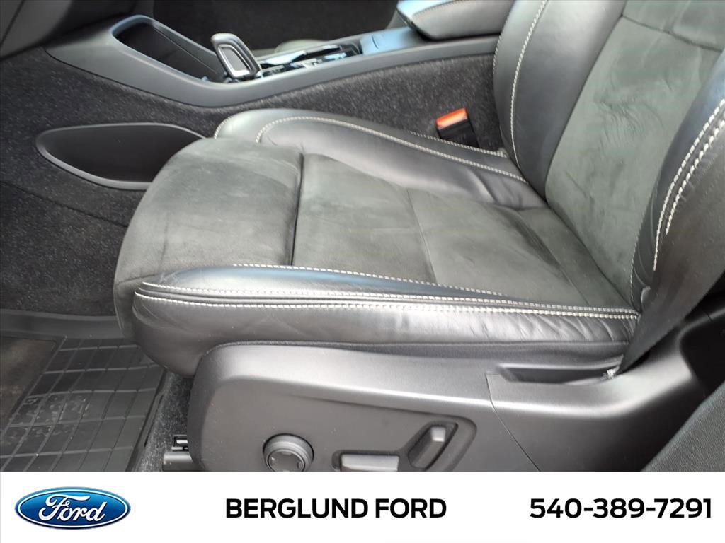 Used 2021 Volvo XC40 T5 R-Design w/ Climate Package image 17