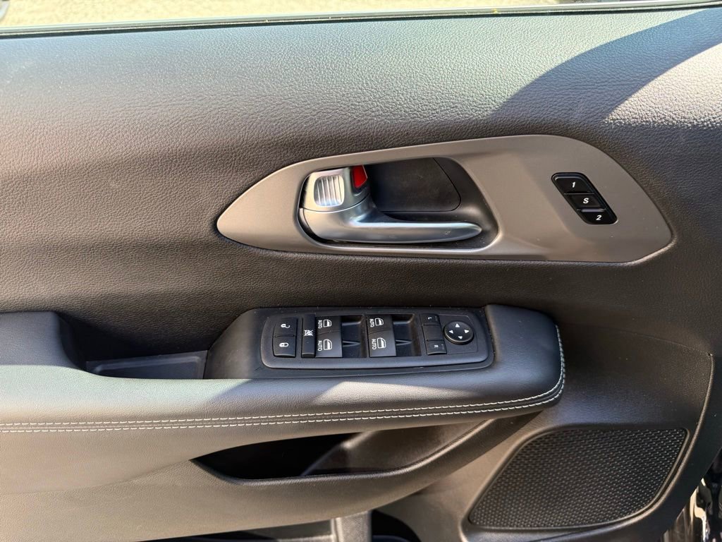 Used 2026 Chrysler Pacifica Select image 12