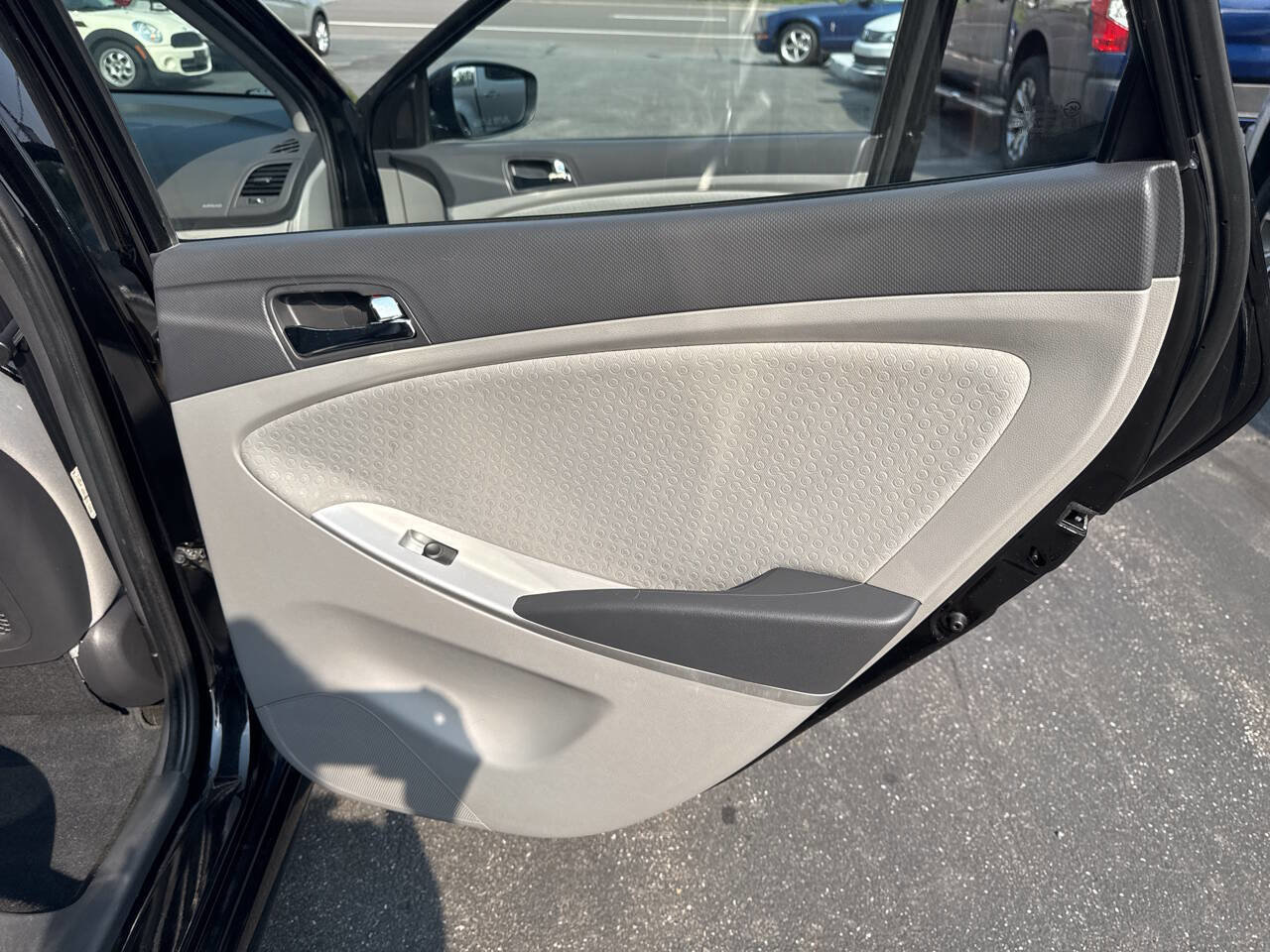 Used 2012 Hyundai Accent SE image 21