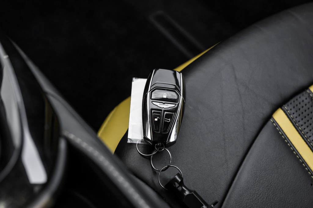 Used 2020 Aston Martin V8 Vantage Coupe RWD image 48