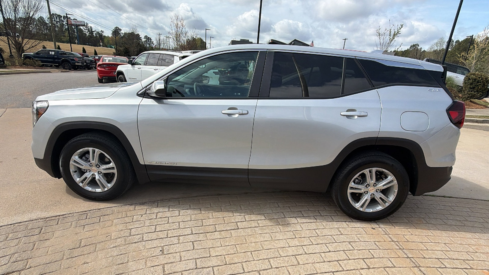 Used 2022 GMC Terrain SLE FWD image 11