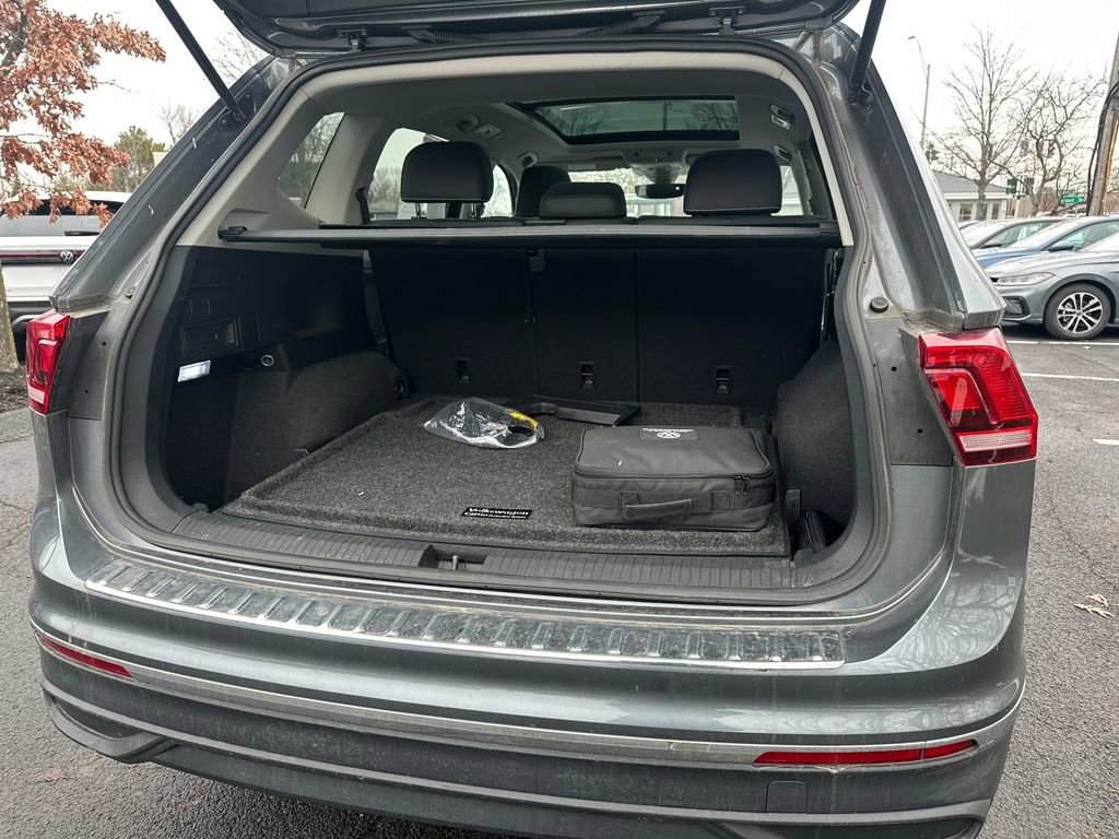 Used 2023 Volkswagen Tiguan SE w/ Panoramic Sunroof Package image 14