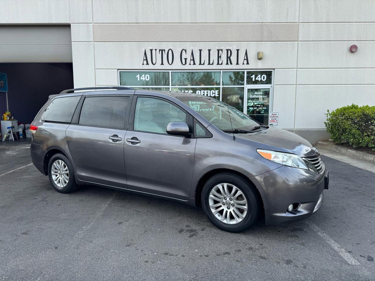 Used 2011 Toyota Sienna XLE image 2