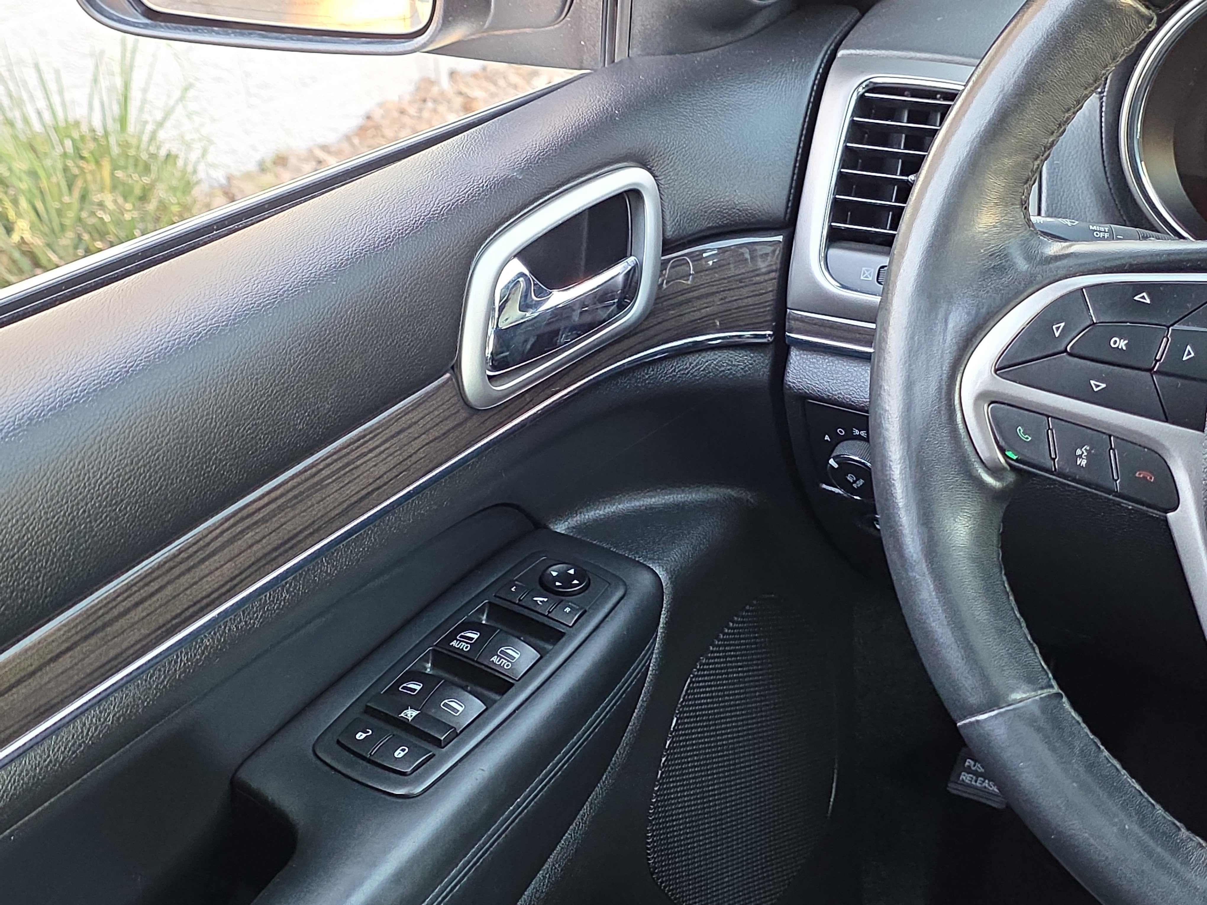 Used 2018 Jeep Grand Cherokee Overland AWD/4WD image 23