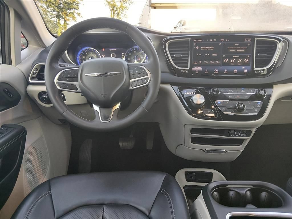 Used 2023 Chrysler Pacifica Touring-L FWD image 11