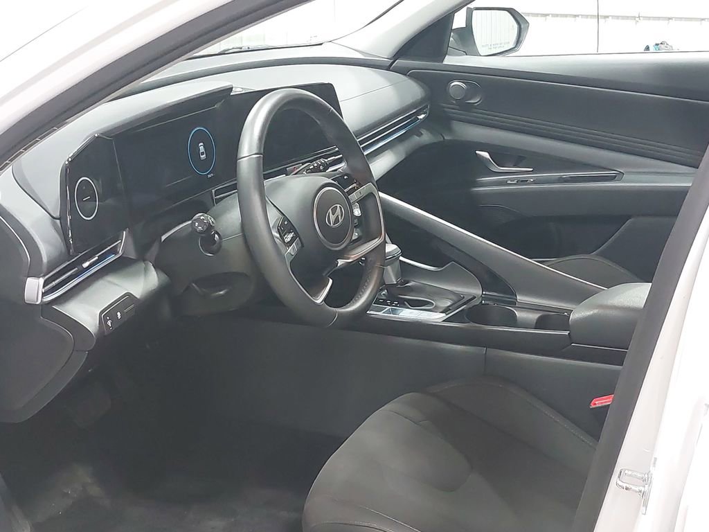 Certified 2025 Hyundai Elantra SEL image 15