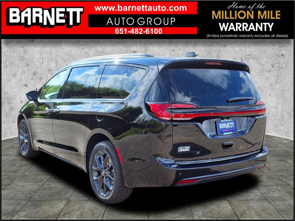 New 2026 Chrysler Pacifica Limited image 2