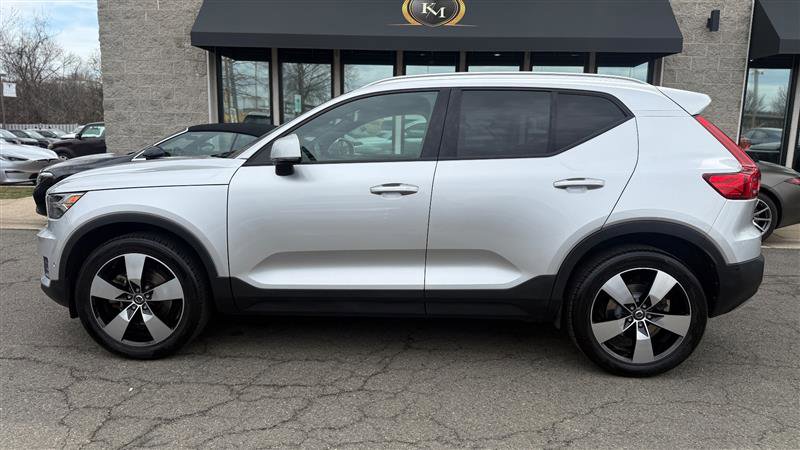 Used 2019 Volvo XC40 T5 Momentum image 2