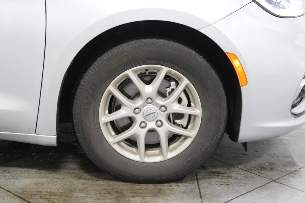 Used 2024 Chrysler Pacifica Touring-L image 12