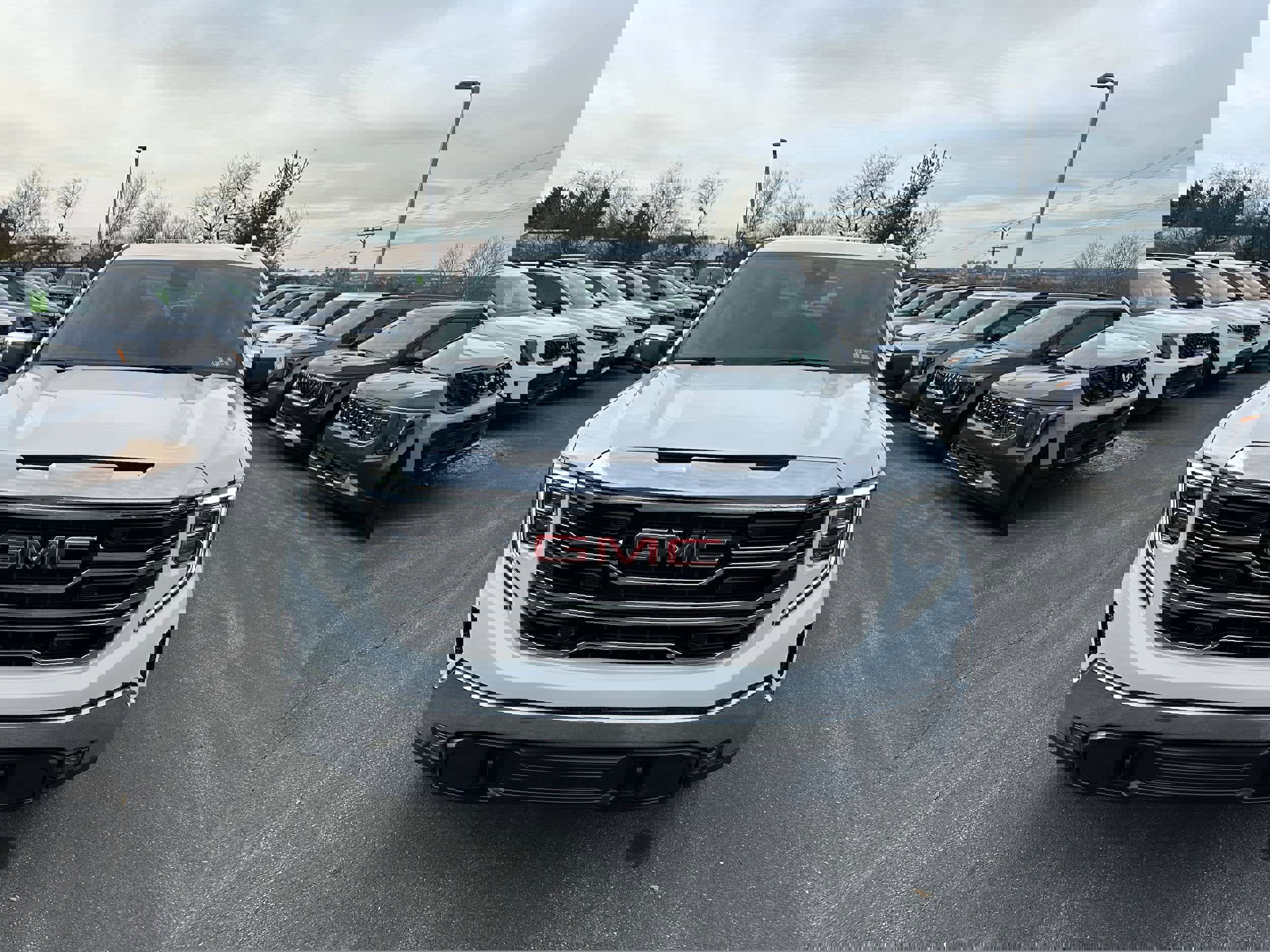 Used 2025 GMC Sierra 1500 SLT image 2