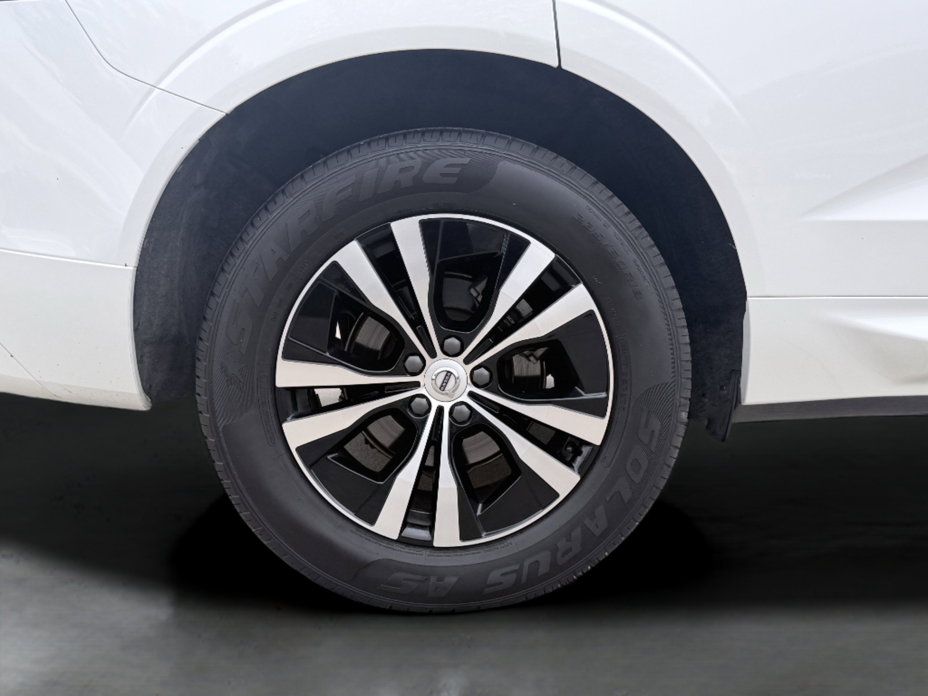 Used 2023 Volvo XC60 B5 Core image 9