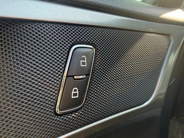 Used 2020 Ford Fusion SE FWD image 14