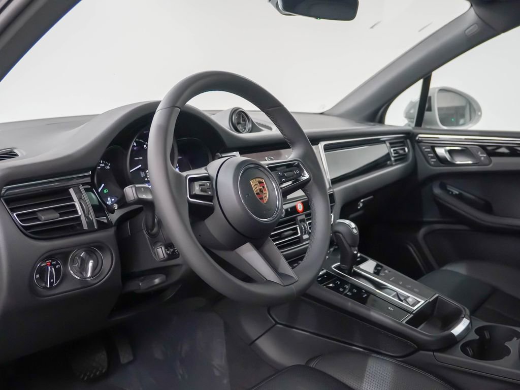 Certified 2026 Porsche Macan AWD/4WD image 4