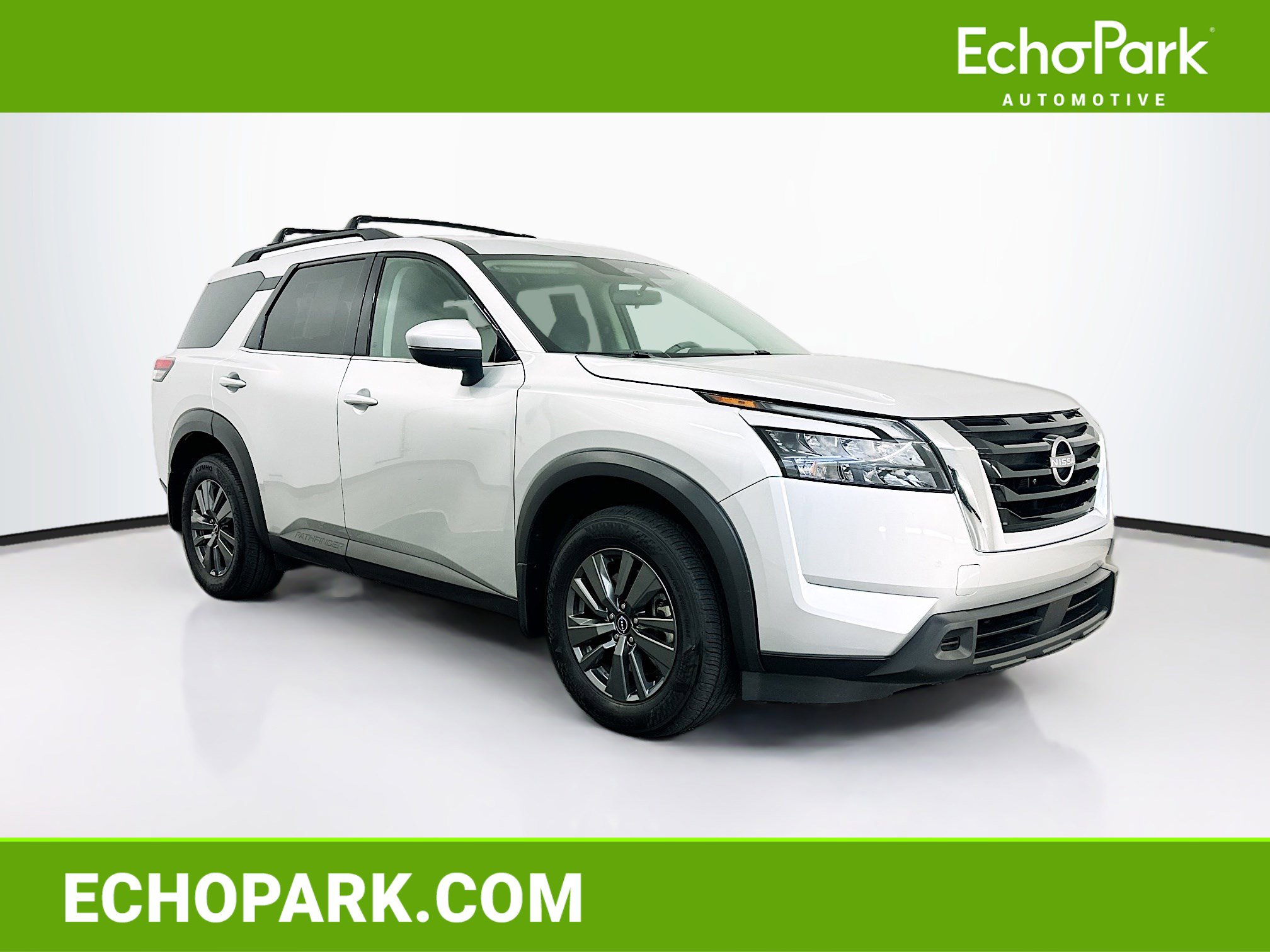 Used 2024 Nissan Pathfinder SV image 1