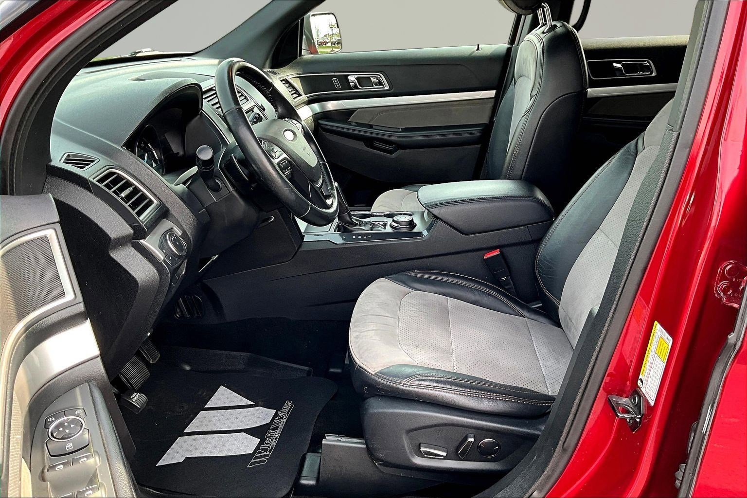 Used 2017 Ford Explorer XLT w/ Equipment Group 202A image 22