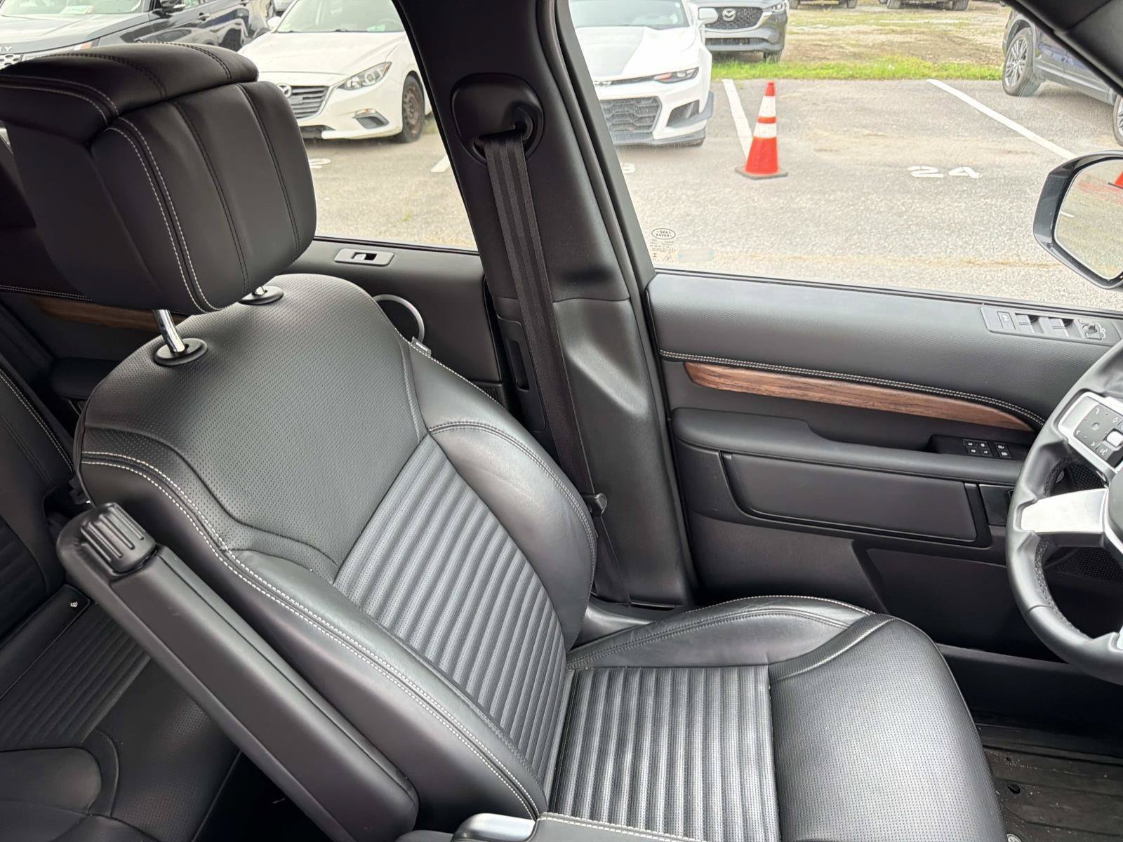 Used 2025 Land Rover Discovery Dynamic SE AWD/4WD image 11