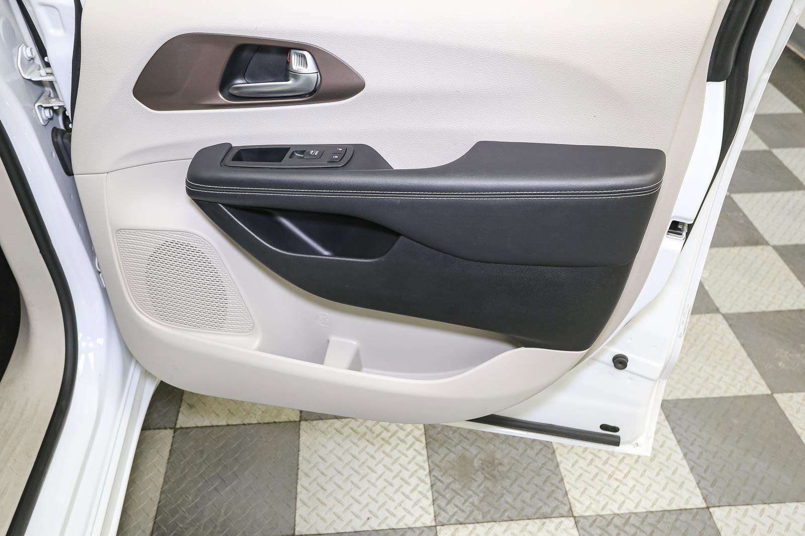 Used 2024 Chrysler Voyager LX image 21