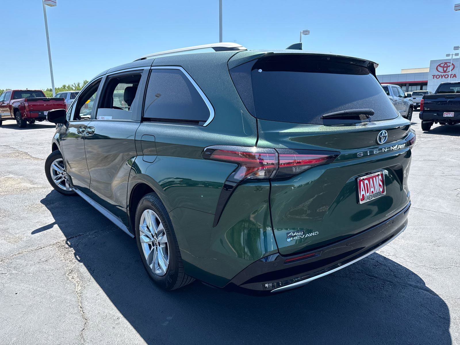 Used 2025 Toyota Sienna Limited AWD/4WD image 5