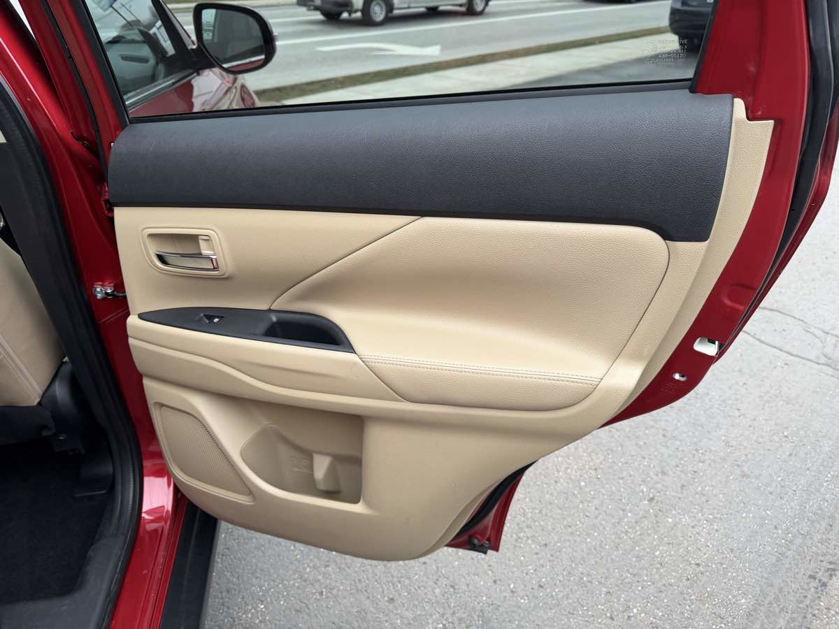 Used 2018 Mitsubishi Outlander SEL image 19