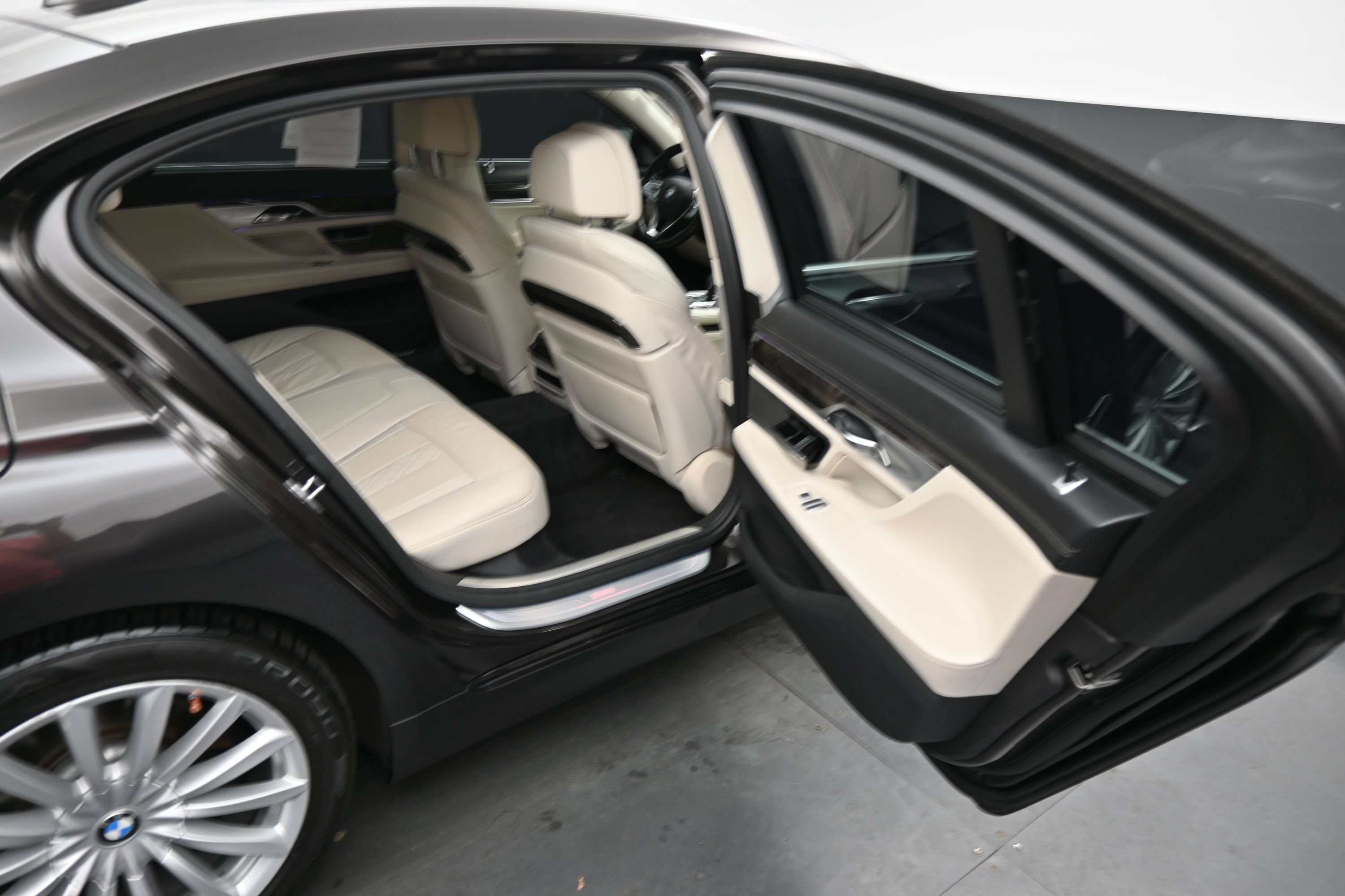 Used 2017 BMW 740i xDrive AWD/4WD image 10