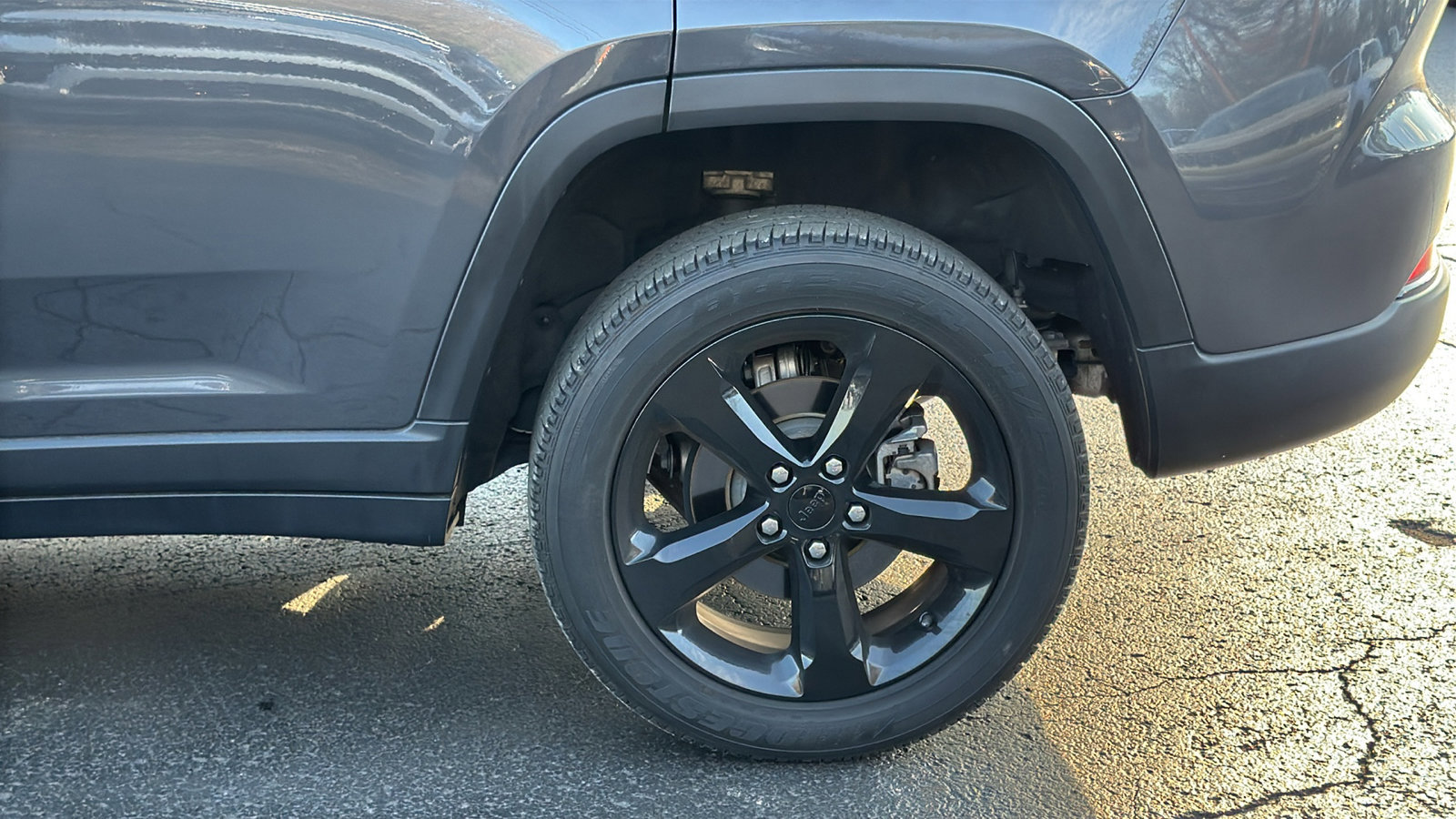 Used 2023 Jeep Grand Cherokee Altitude image 4