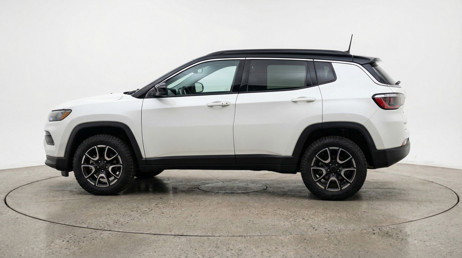 Used 2025 Jeep Compass Trailhawk AWD/4WD image 5
