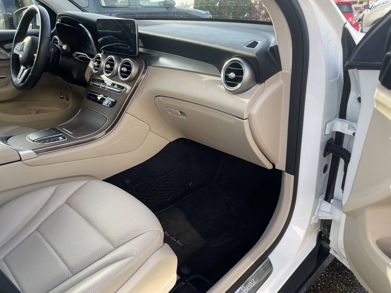 Used 2020 Mercedes-Benz GLC 350e 4MATIC w/ Parking Assistance Package image 11