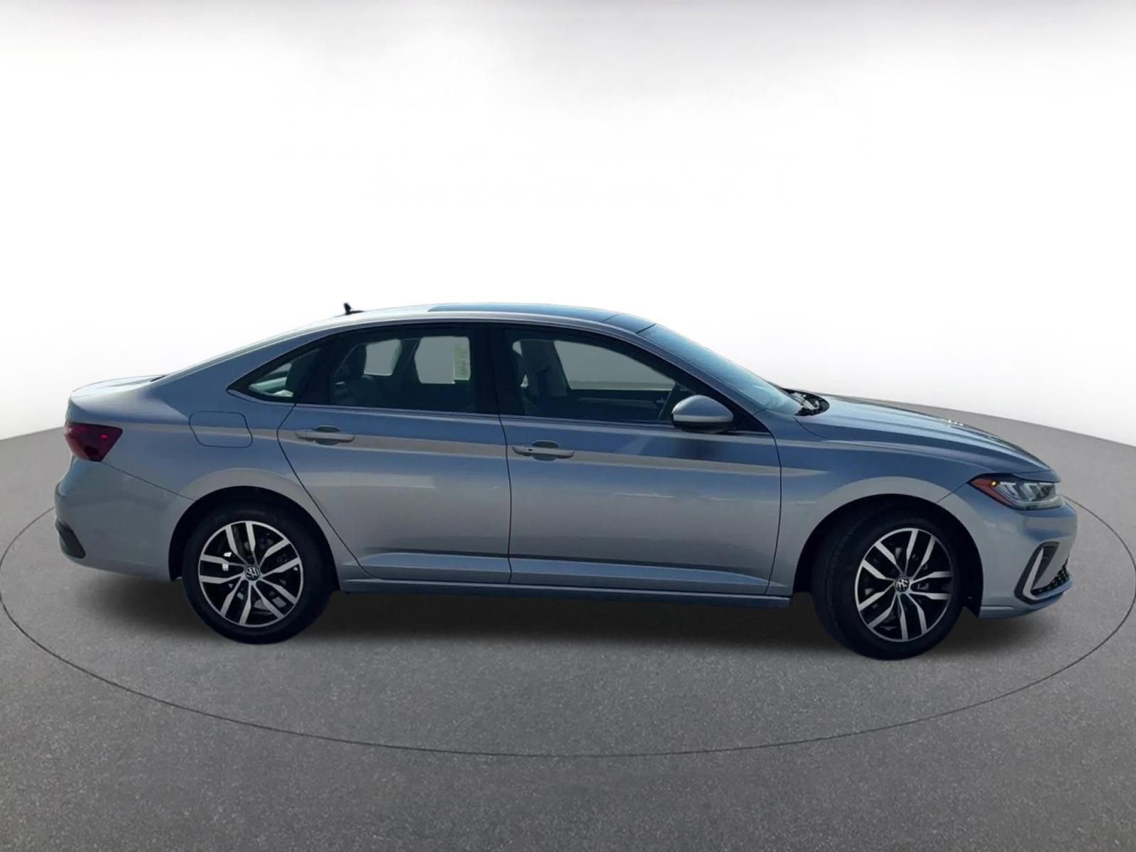 Used 2025 Volkswagen Jetta SE image 16