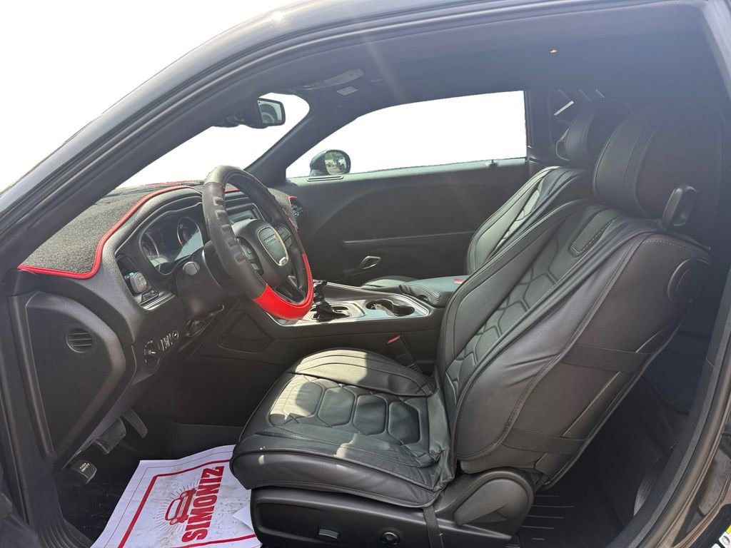 Used 2017 Dodge Challenger SXT RWD image 9
