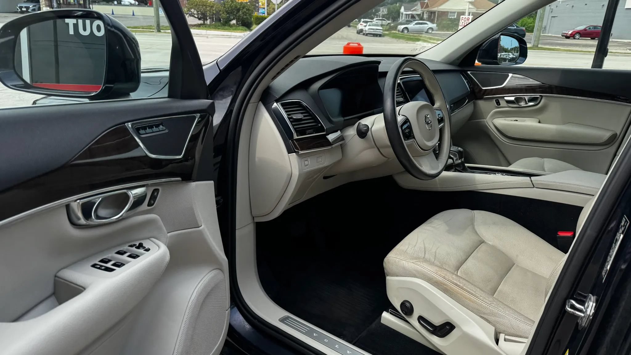 Used 2016 Volvo XC90 T6 Momentum w/ Momentum Plus Package AWD/4WD image 8