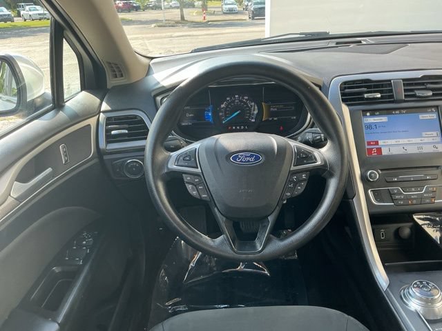 Used 2017 Ford Fusion SE w/ Fusion SE Technology Package FWD image 17