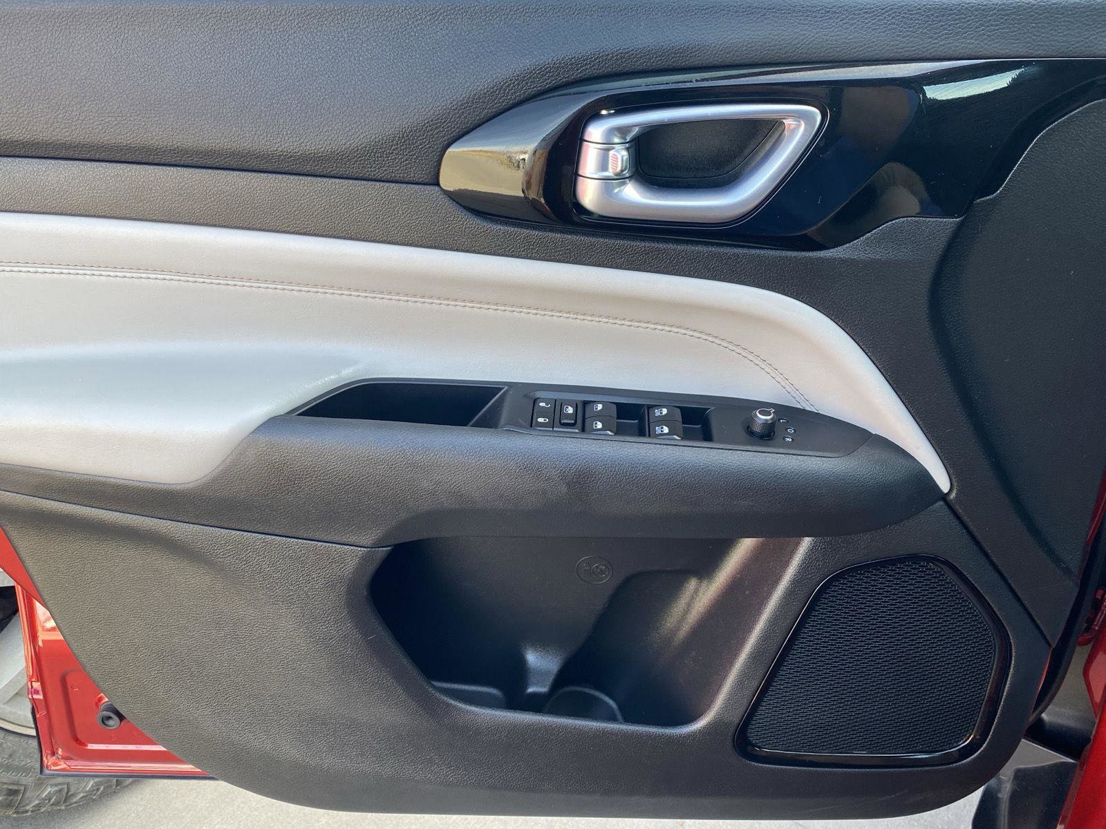 Used 2025 Jeep Compass Limited image 9