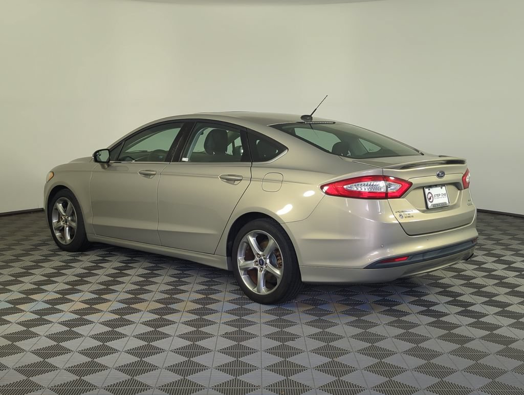Used 2015 Ford Fusion SE w/ Equipment Group 201A FWD image 5