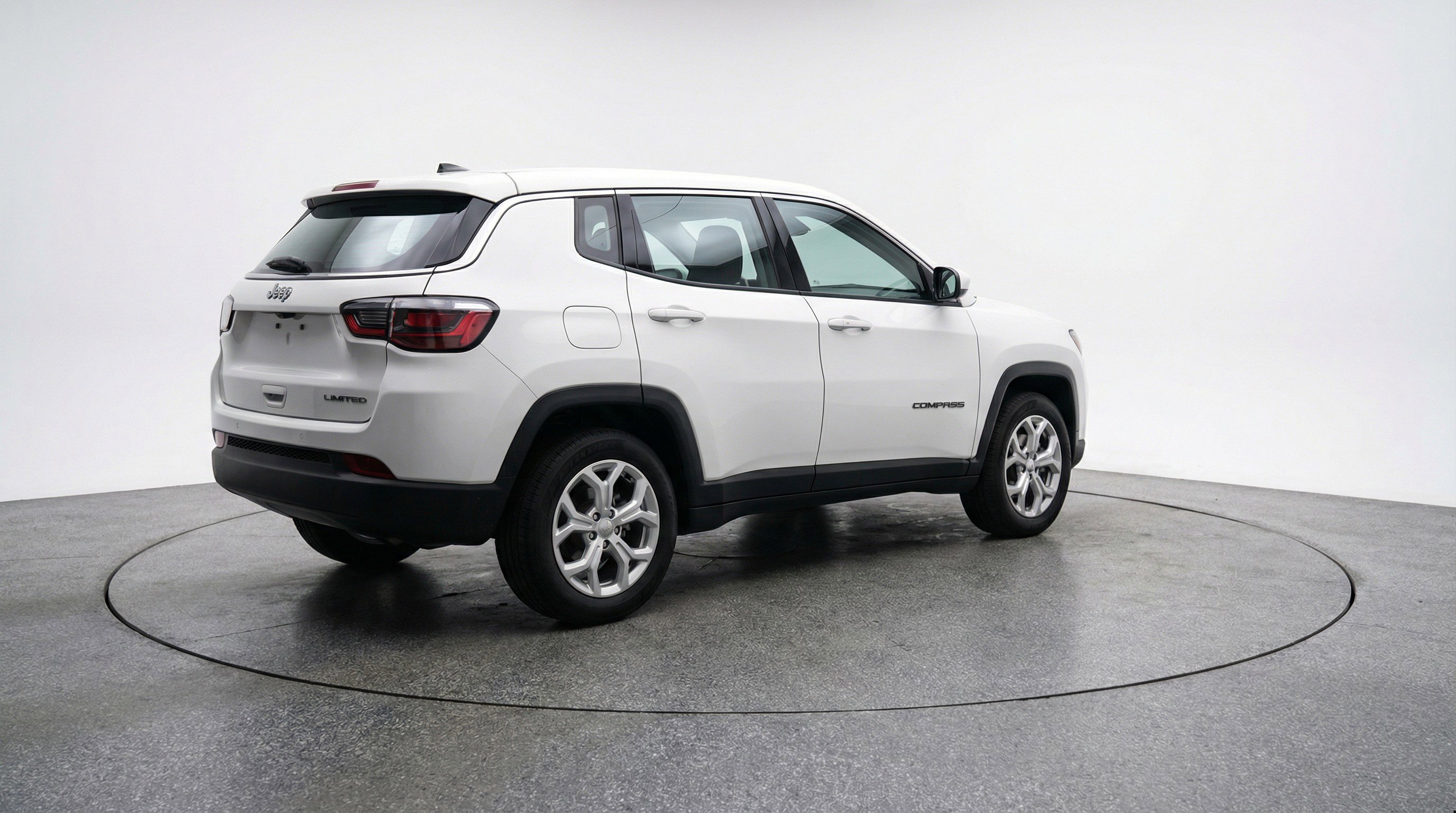 Used 2025 Jeep Compass Latitude image 9