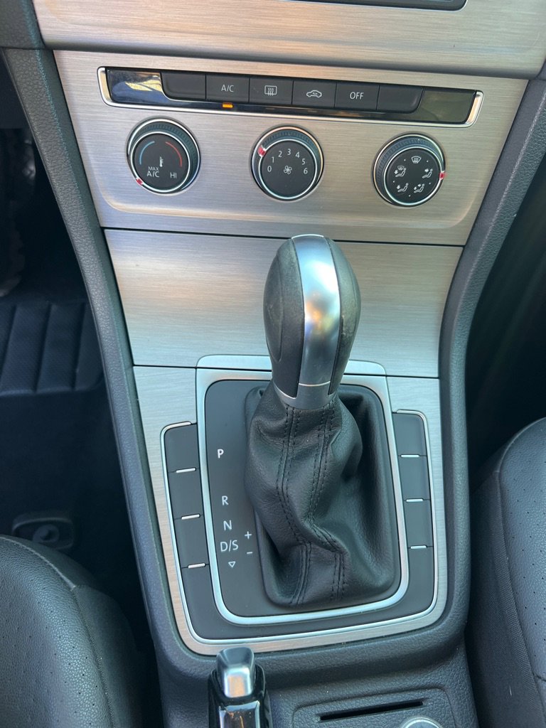 Used 2015 Volkswagen Golf S image 28