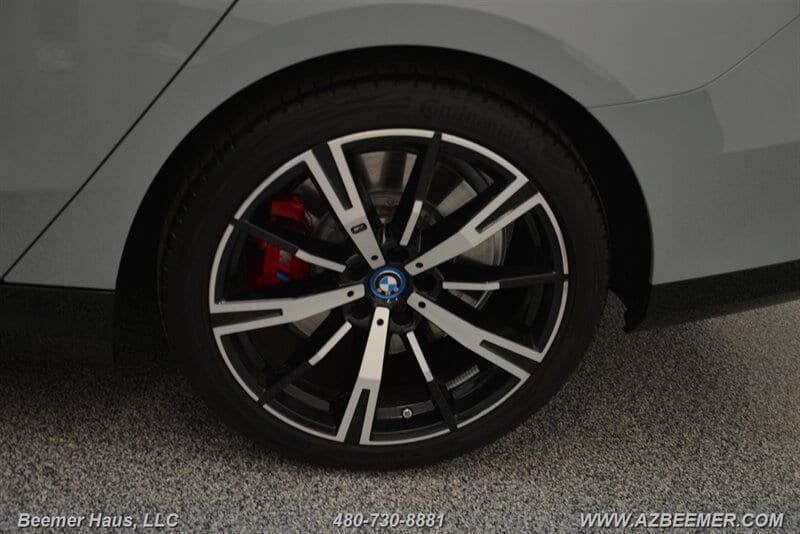 Used 2025 BMW 550e xDrive w/ Premium Package AWD/4WD image 51