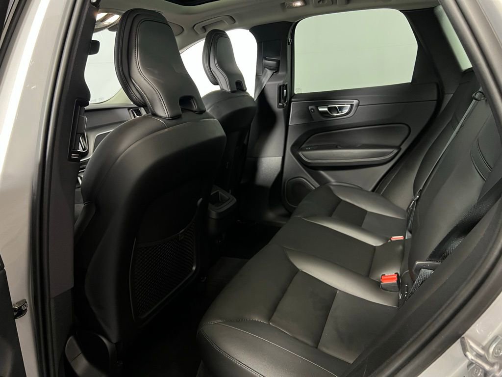Used 2024 Volvo XC60 B5 Core image 25