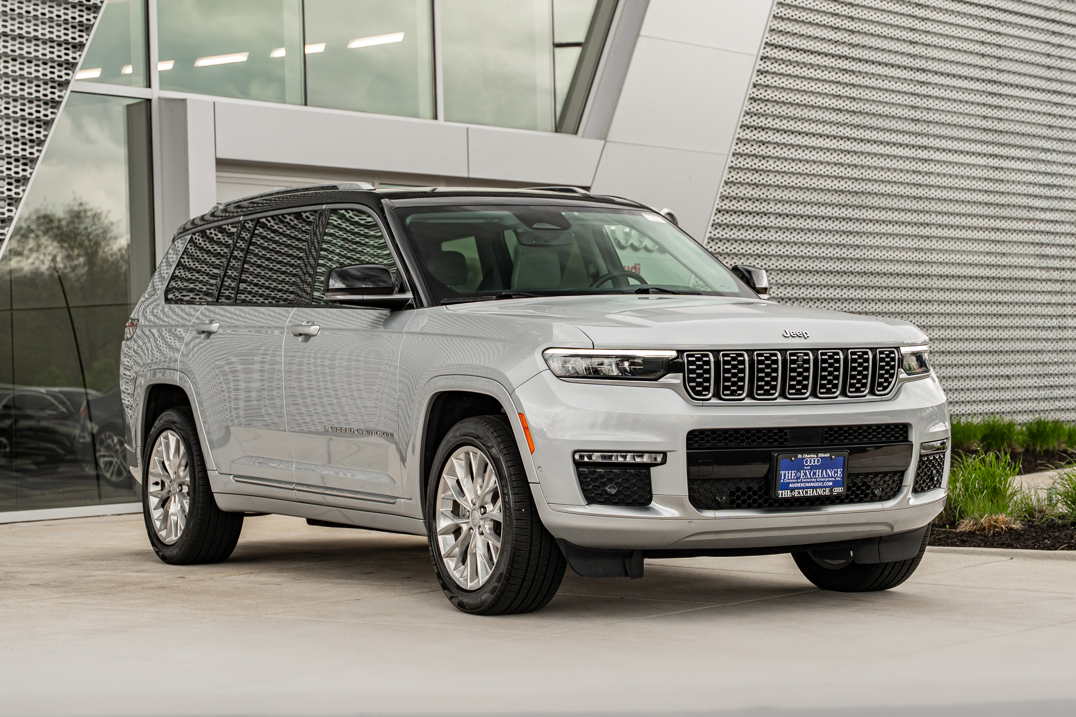 Used 2021 Jeep Grand Cherokee L Summit w/ Luxury Tech Group V AWD/4WD image 1