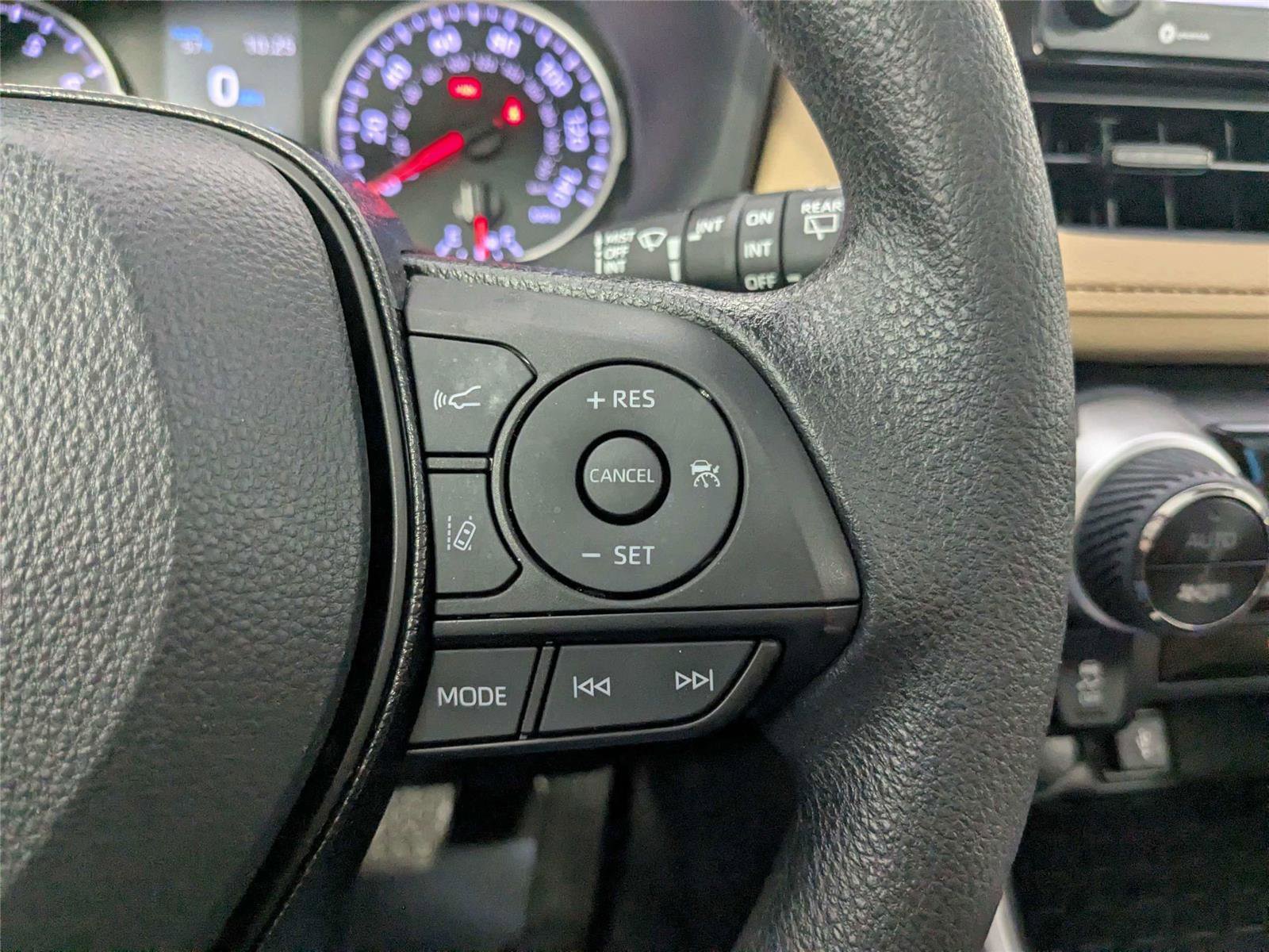 Used 2021 Toyota RAV4 XLE w/ Convenience Package image 19