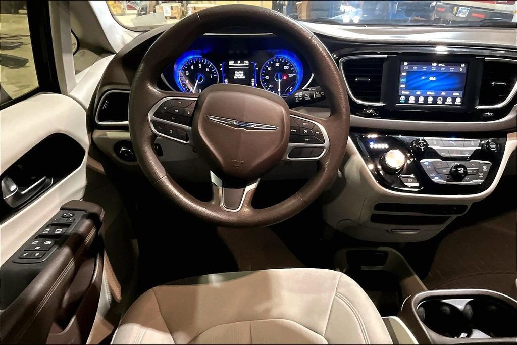 Used 2020 Chrysler Pacifica Touring w/ Tire & Wheel Group image 5