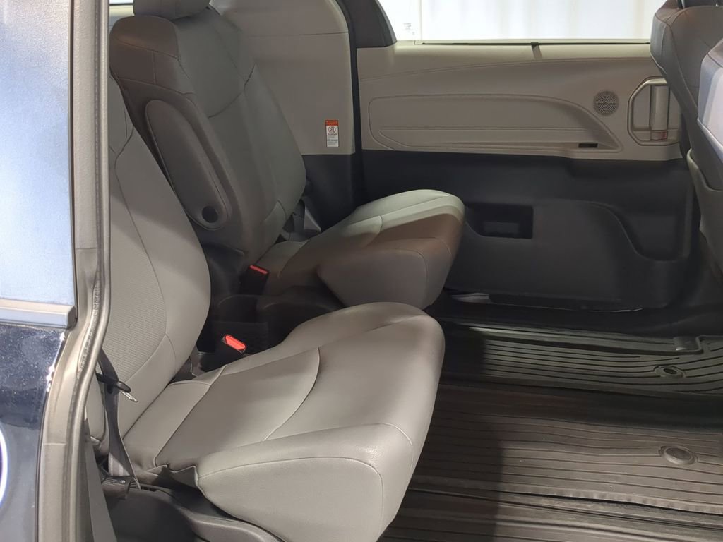 Used 2021 Toyota Sienna XLE FWD image 24
