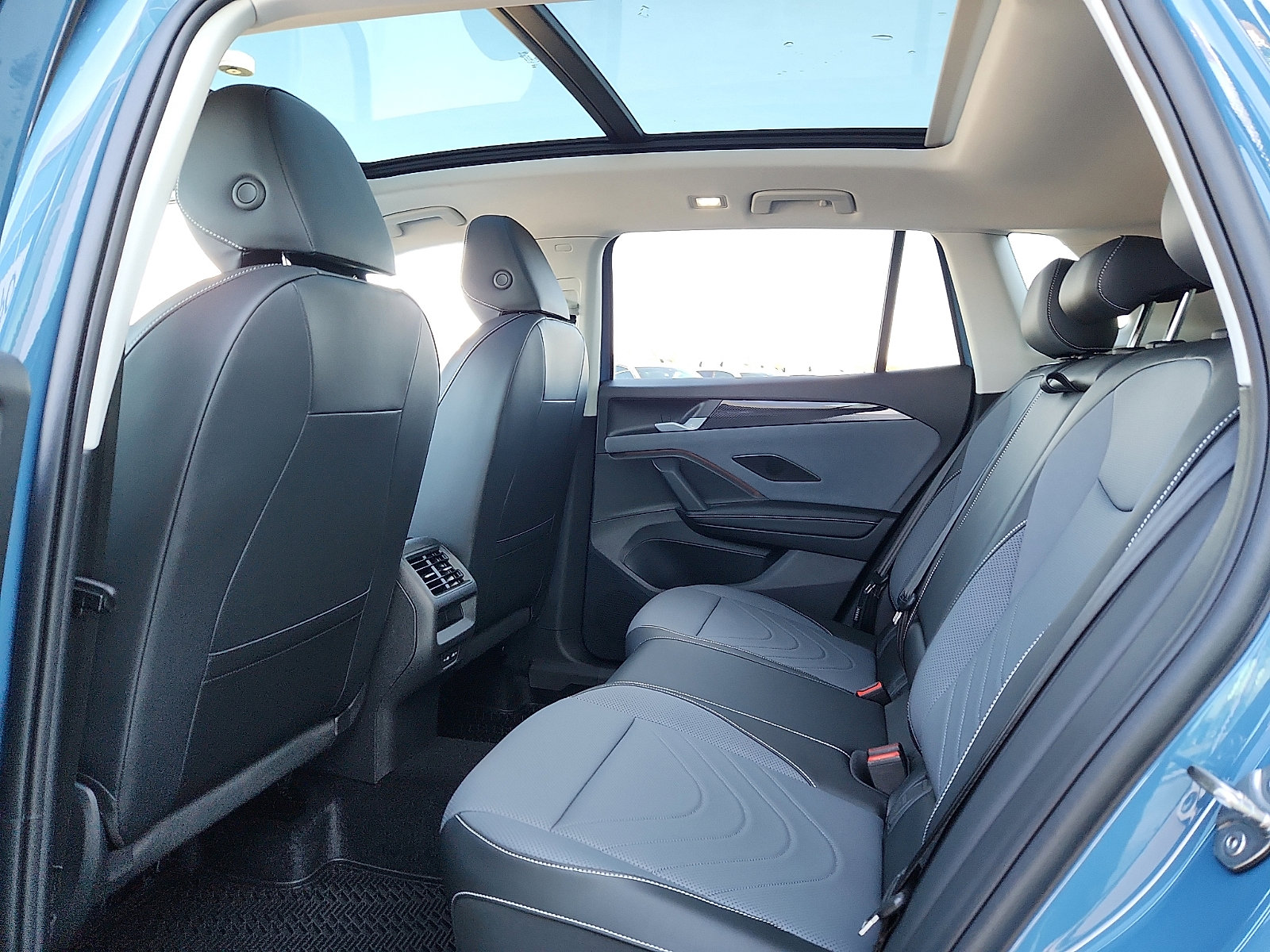 New 2026 Volkswagen Tiguan SE image 12