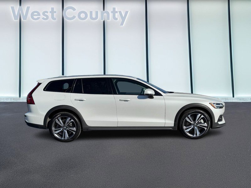 Certified 2025 Volvo V60 B5 Cross Country Plus image 2