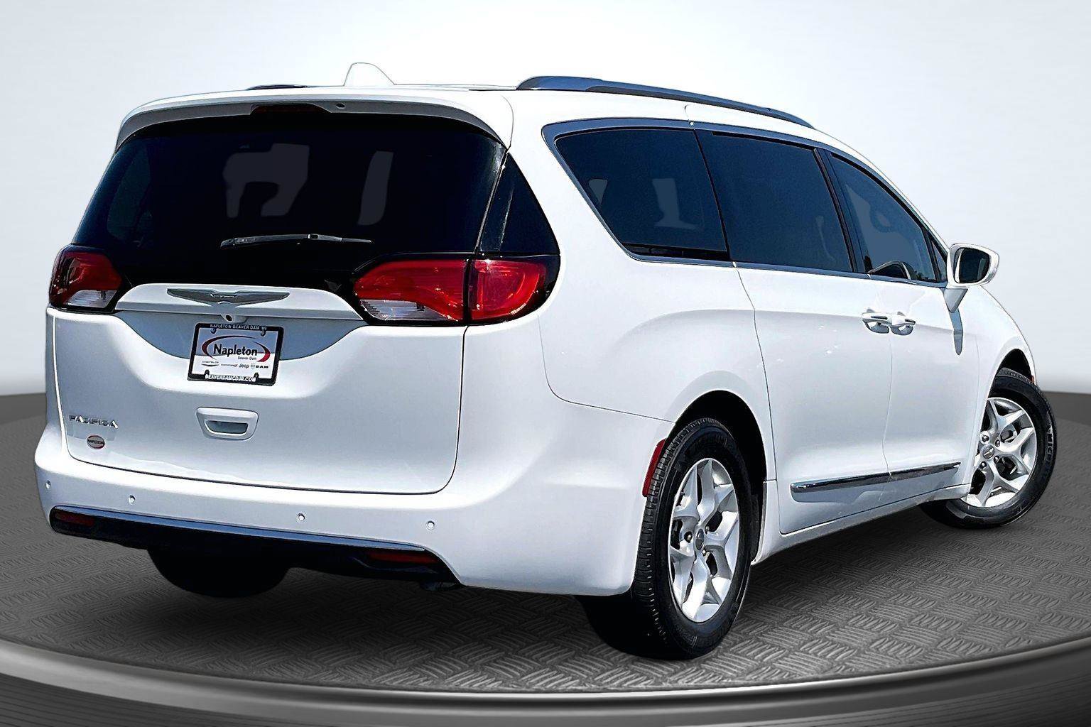 Used 2017 Chrysler Pacifica Touring-L Plus w/ Tire & Wheel Group FWD image 2