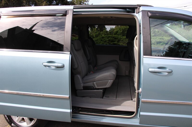 Used 2010 Chrysler Town & Country Touring FWD image 6